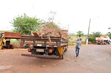 Arrastão Contra a Dengue recolhe 20 mil quilos de lixo e entulho em um dia