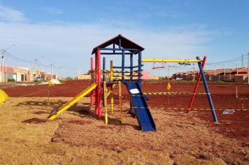 A prefeitura Municipal por meio da Secretaria de Esporte e lazer em parceria com os empresários Flavio e Arnaldo iniciou a instalação do parque infantil