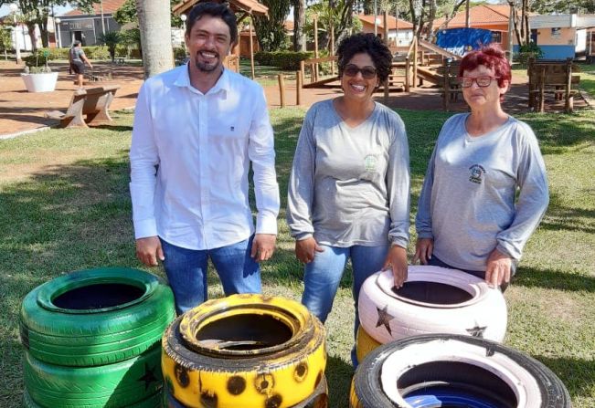Prefeitura instala lixeiras ecológicas, feitas com pneus usados