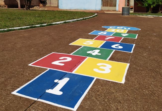 Prefeitura Municipal em parceria com as Secretarias de Esportes e Lazer e Secretaria de Obras desenvolve o projeto Amarelinhas em praças e espaços públicos.